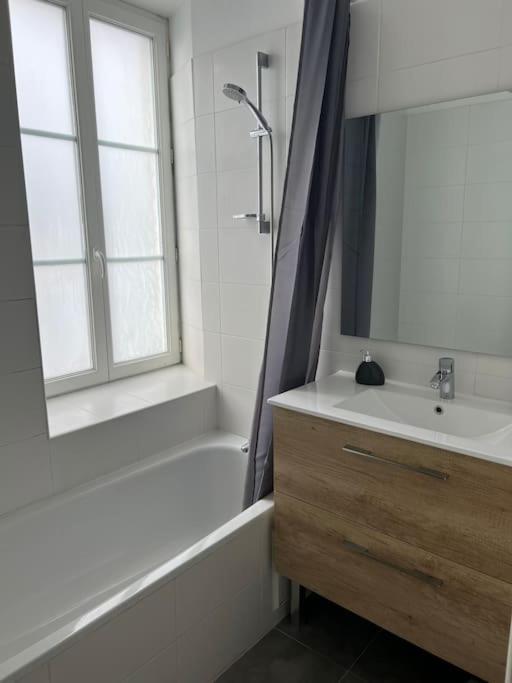 Ferienwohnung Belle Demeure Medocaine Charme Et Convivialite Saint-Julien-Beychevelle Exterior foto